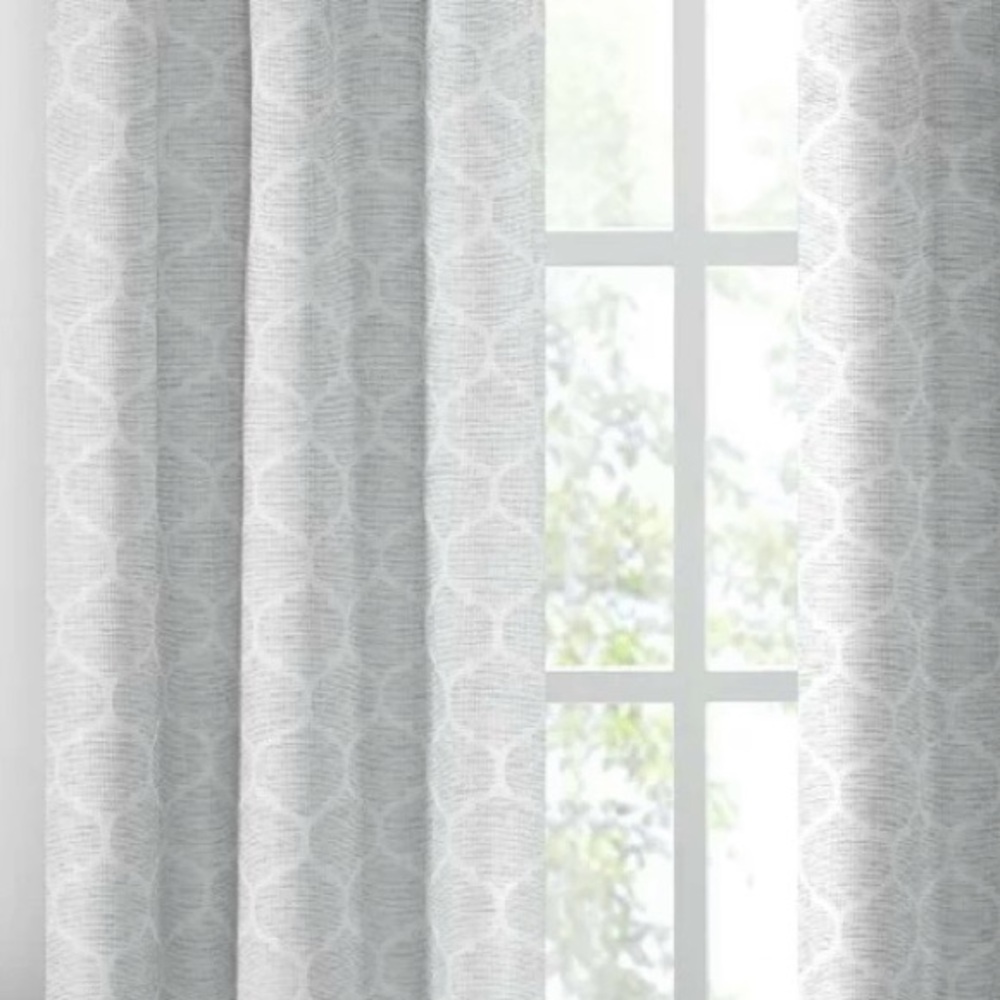 Drapes 4 panels-Mainstays Silver/Gray. NWOT Excellent condition.